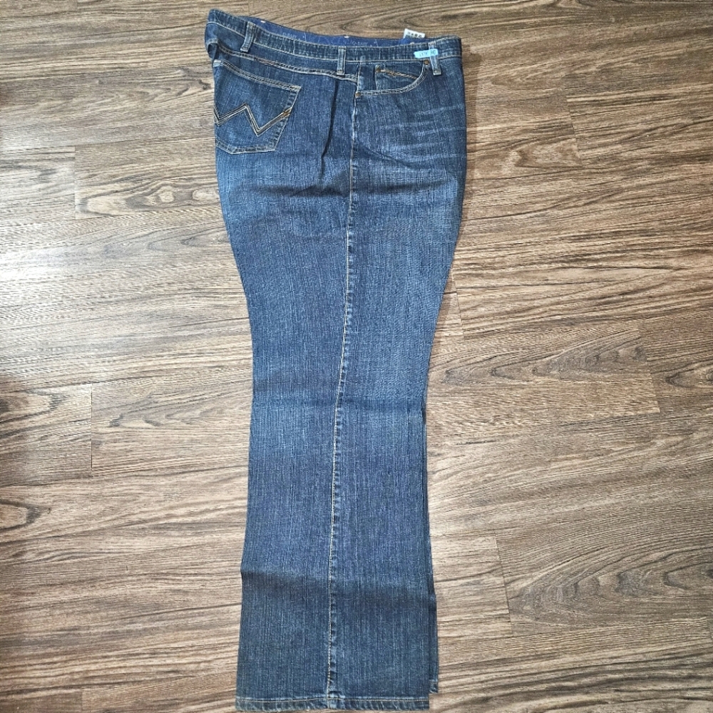 Women's Wrangler Q-Baby No Gap  Jeans 24W X 34L
